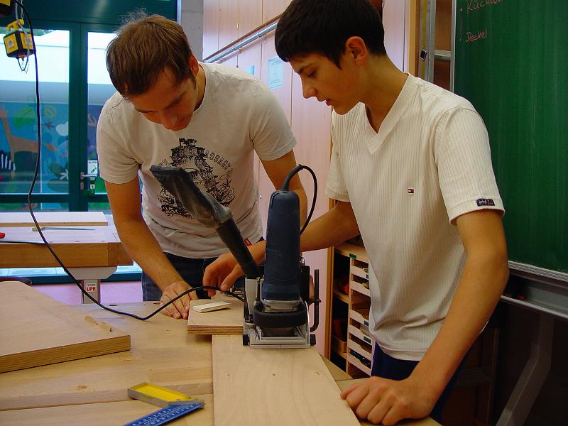 Projekt Theke25.JPG - Herr Lau und Jens beim Planen des nächsten Arbeitsschrittes.